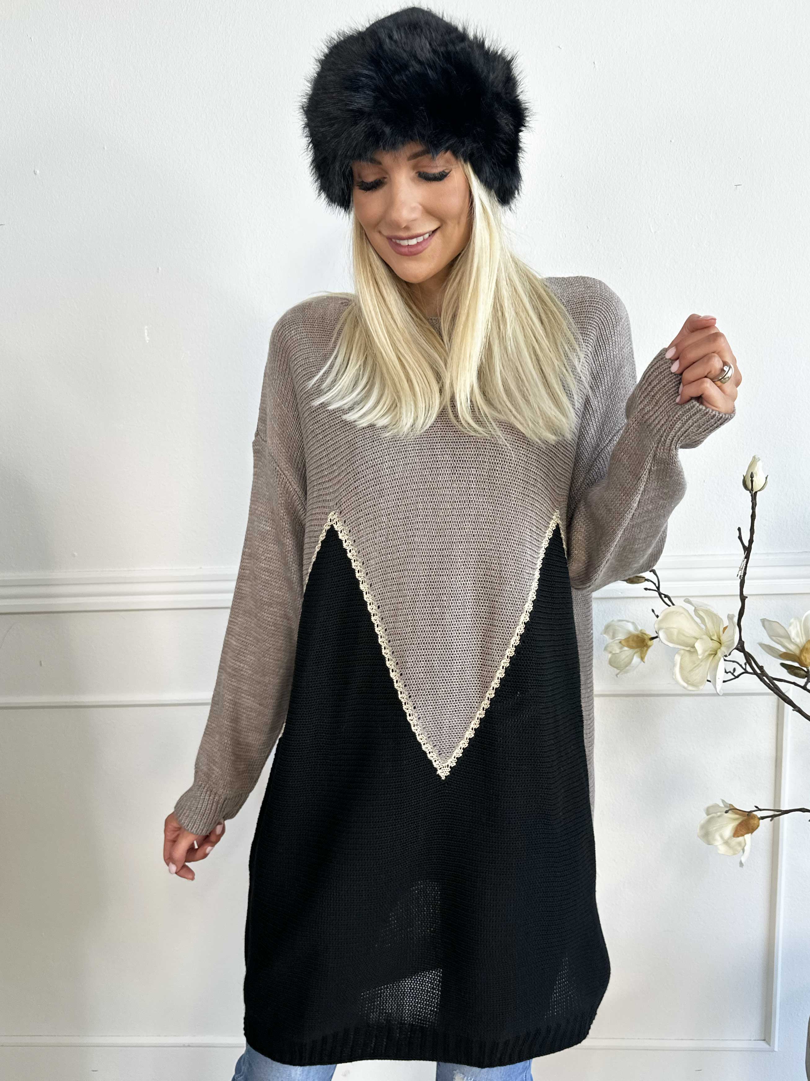 Amara - Tofarvet strikkjole med gulddetaljer